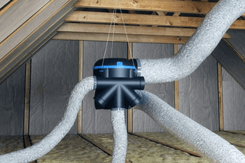 Système de ventilation dans un grenier avec conduits enroulés.
